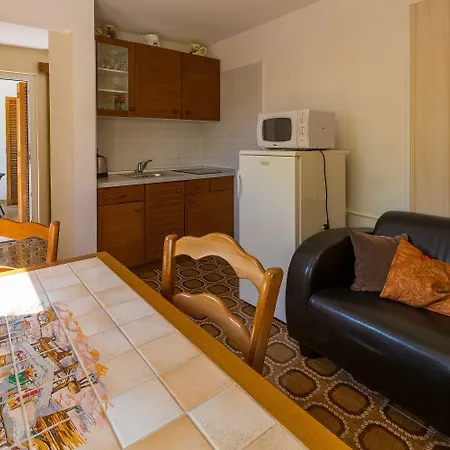 Hundefreundliches Nur 500 Meter Zum Mit Mediterraner Terrasse Crikvenica