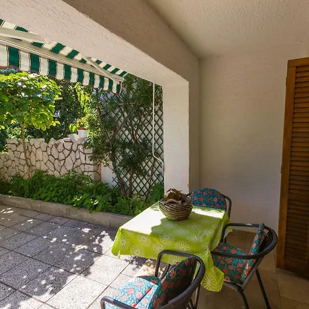 Hundefreundliches Nur 500 Meter Zum Mit Mediterraner Terrasse Apartament Crikvenica