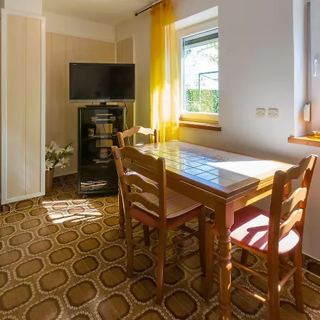 Hundefreundliches Nur 500 Meter Zum Mit Mediterraner Terrasse Crikvenica