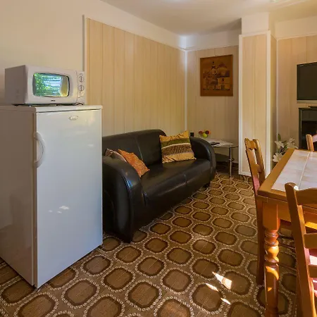 Hundefreundliches Nur 500 Meter Zum Mit Mediterraner Terrasse * Crikvenica