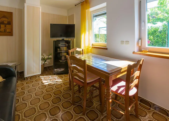 Hundefreundliches Nur 500 Meter Zum Mit Mediterraner Terrasse Crikvenica