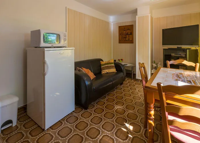 Hundefreundliches Nur 500 Meter Zum Mit Mediterraner Terrasse * Crikvenica