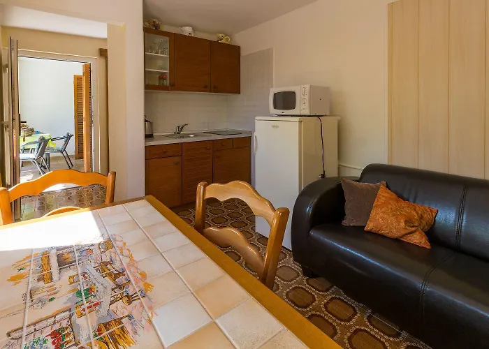 Hundefreundliches Nur 500 Meter Zum Mit Mediterraner Terrasse Crikvenica