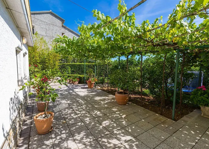 Hundefreundliches Nur 500 Meter Zum Mit Mediterraner Terrasse Crikvenica